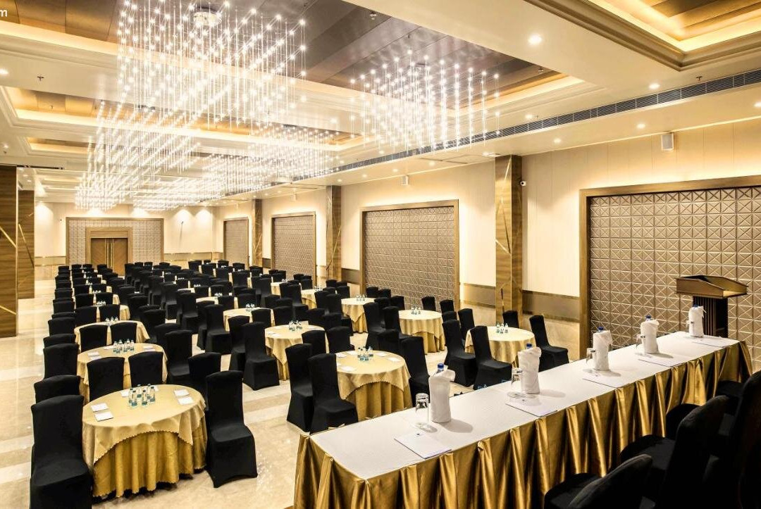 The Monarch Hotel And Convention Centre主图