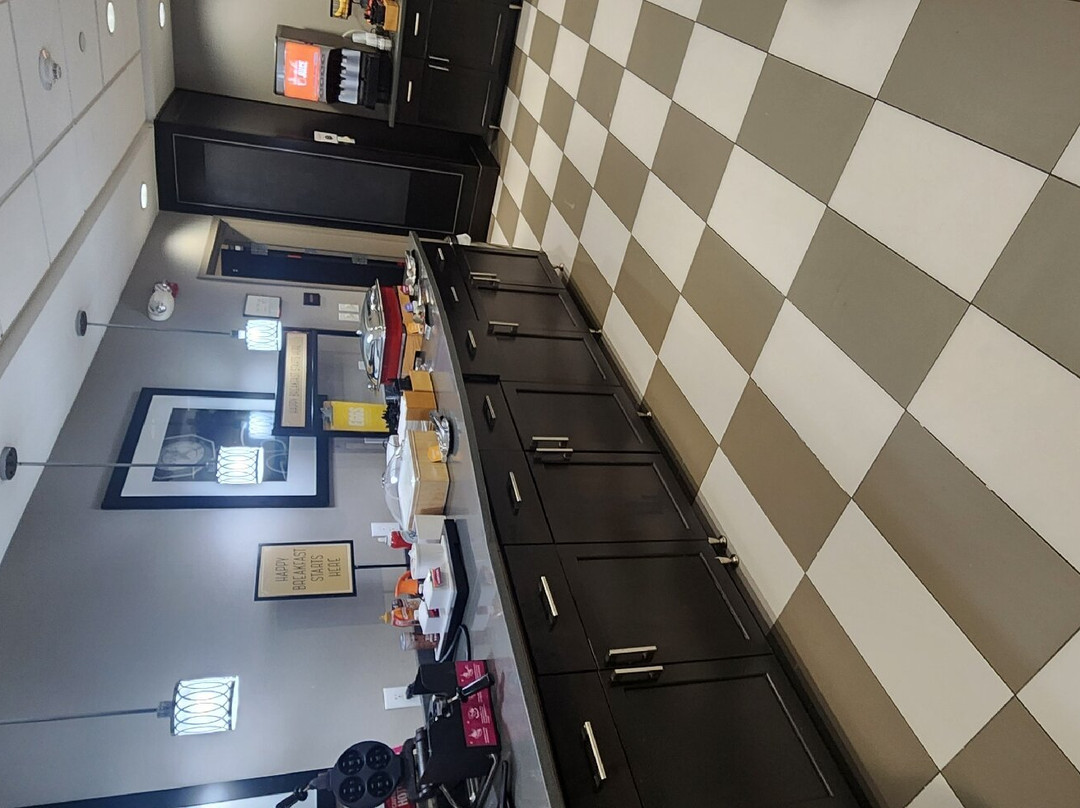 兰辛／奥克莫斯欢朋套房酒店主图