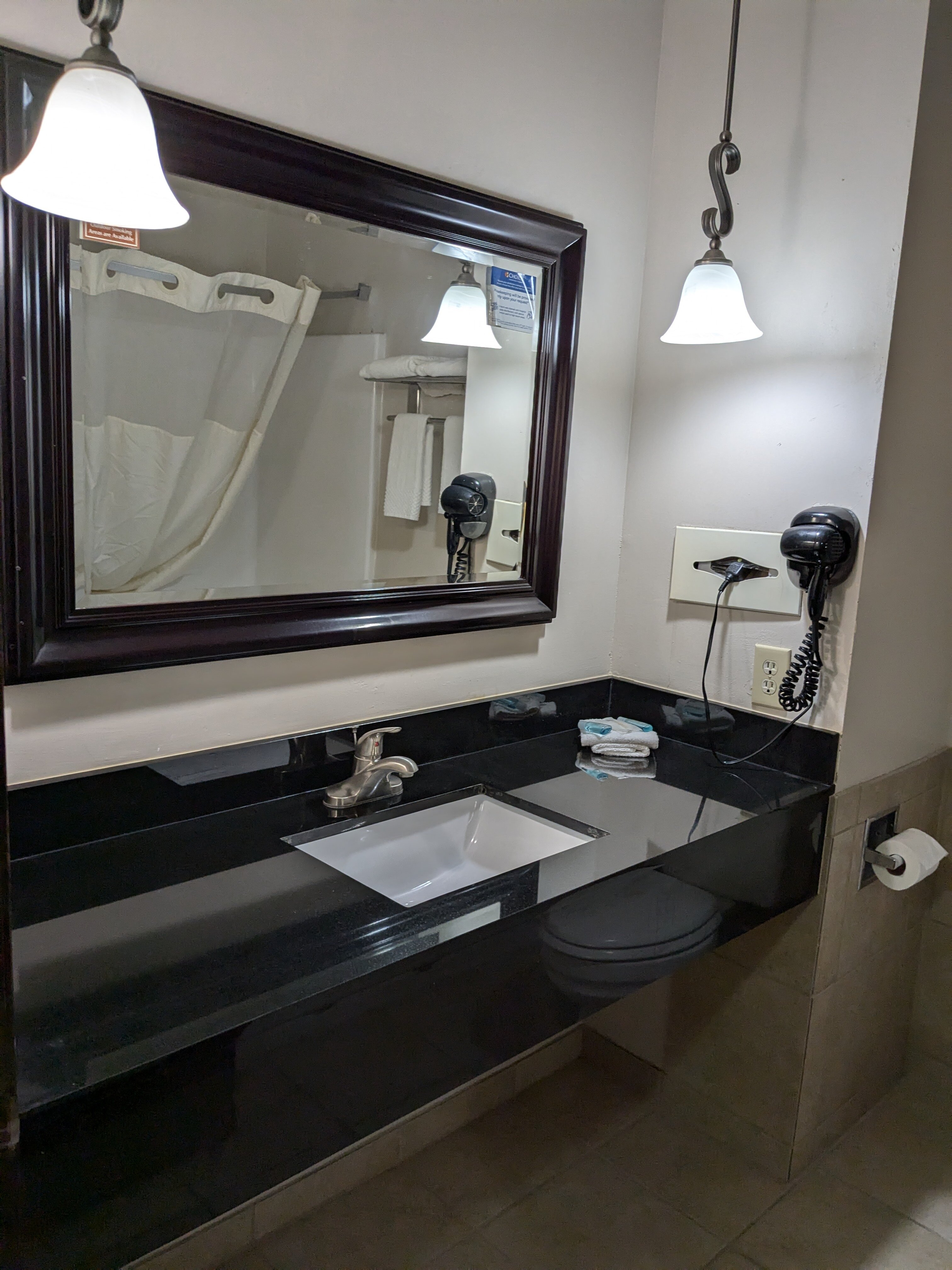 Suburban Studio Kansas City Airport North-浴室