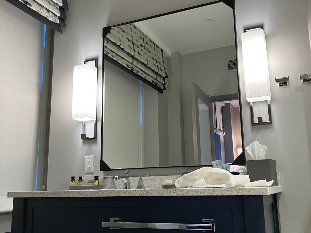 The Bristol Hotel主图