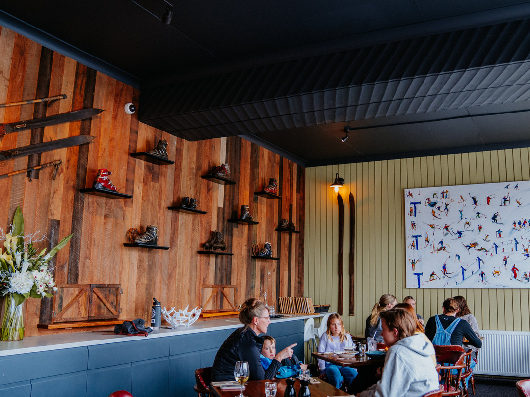 Falls Creek Hotel主图