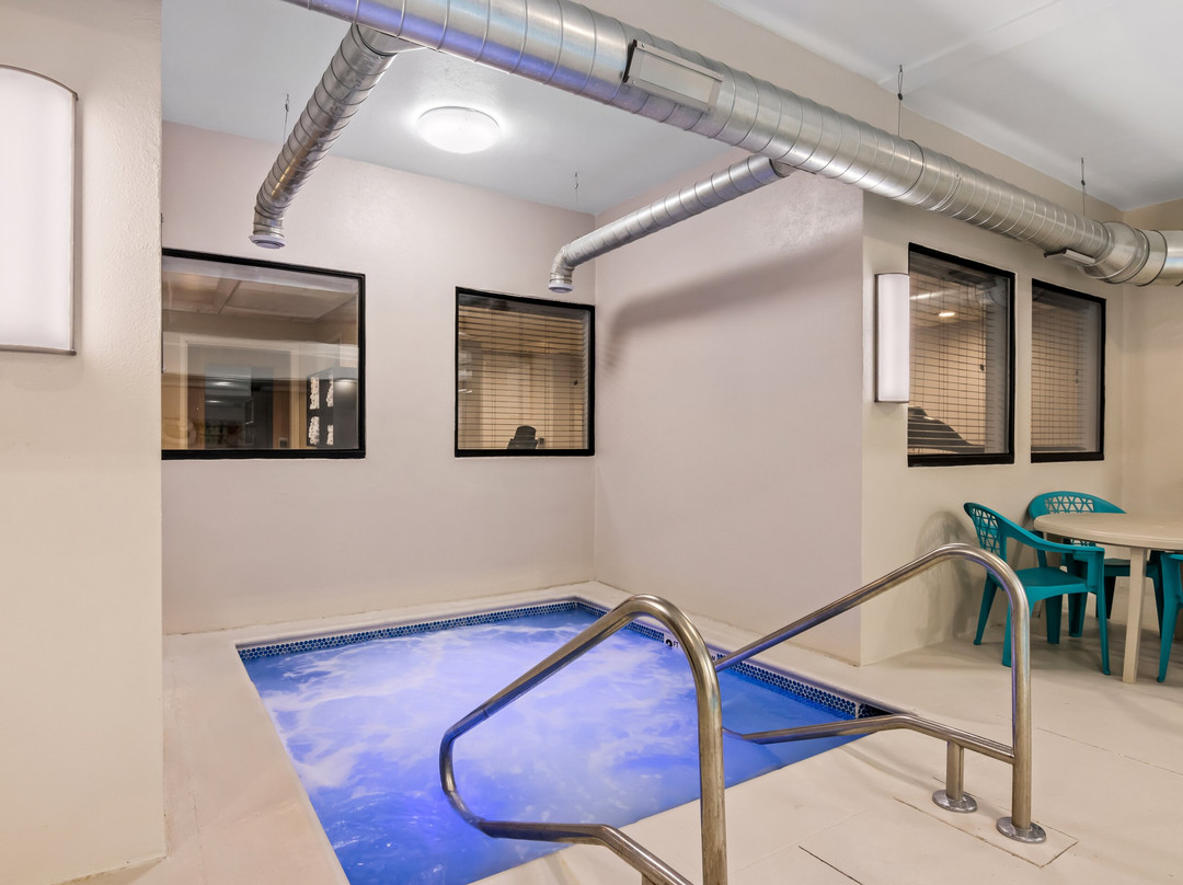 Beachfront Hotel Houghton Lake主图