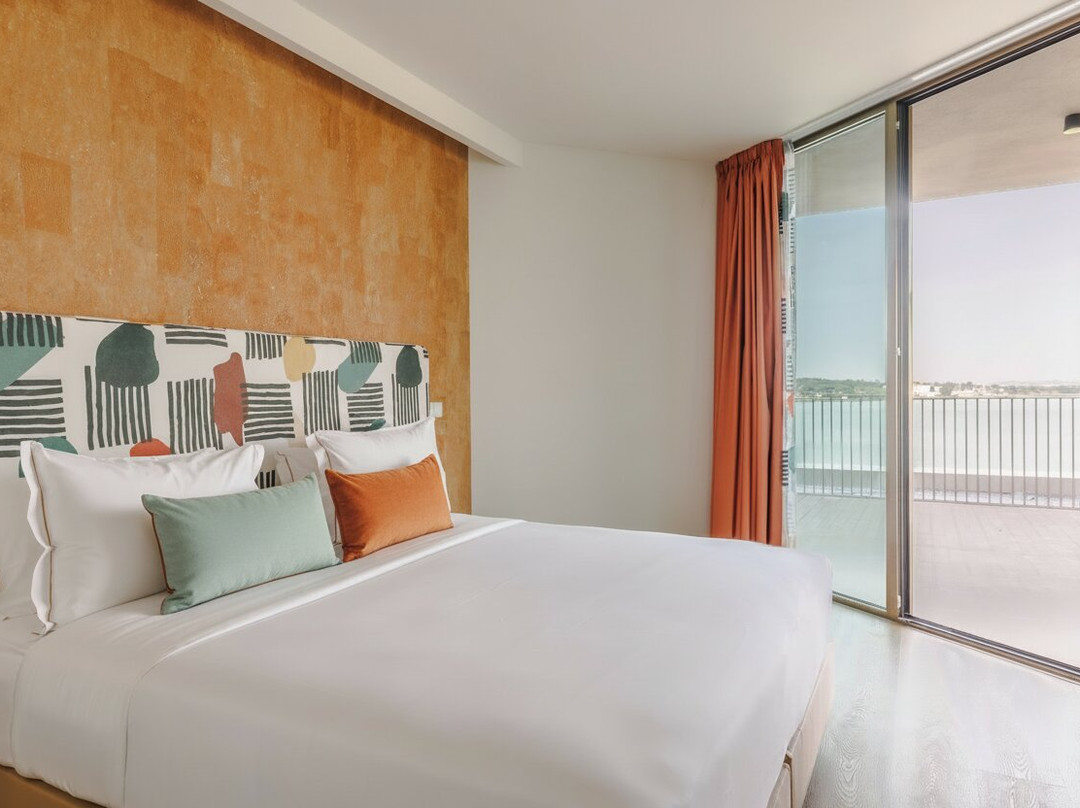 Upon Harbor Seixal Bay Hotel