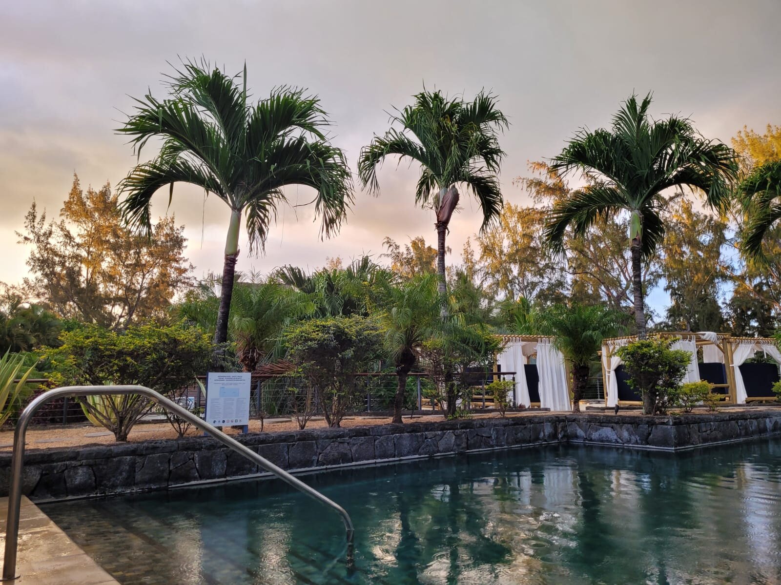 态度深蓝浅蓝-泳池