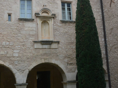 Abbaye de Saint-Hilaire-Menerbes必去景点