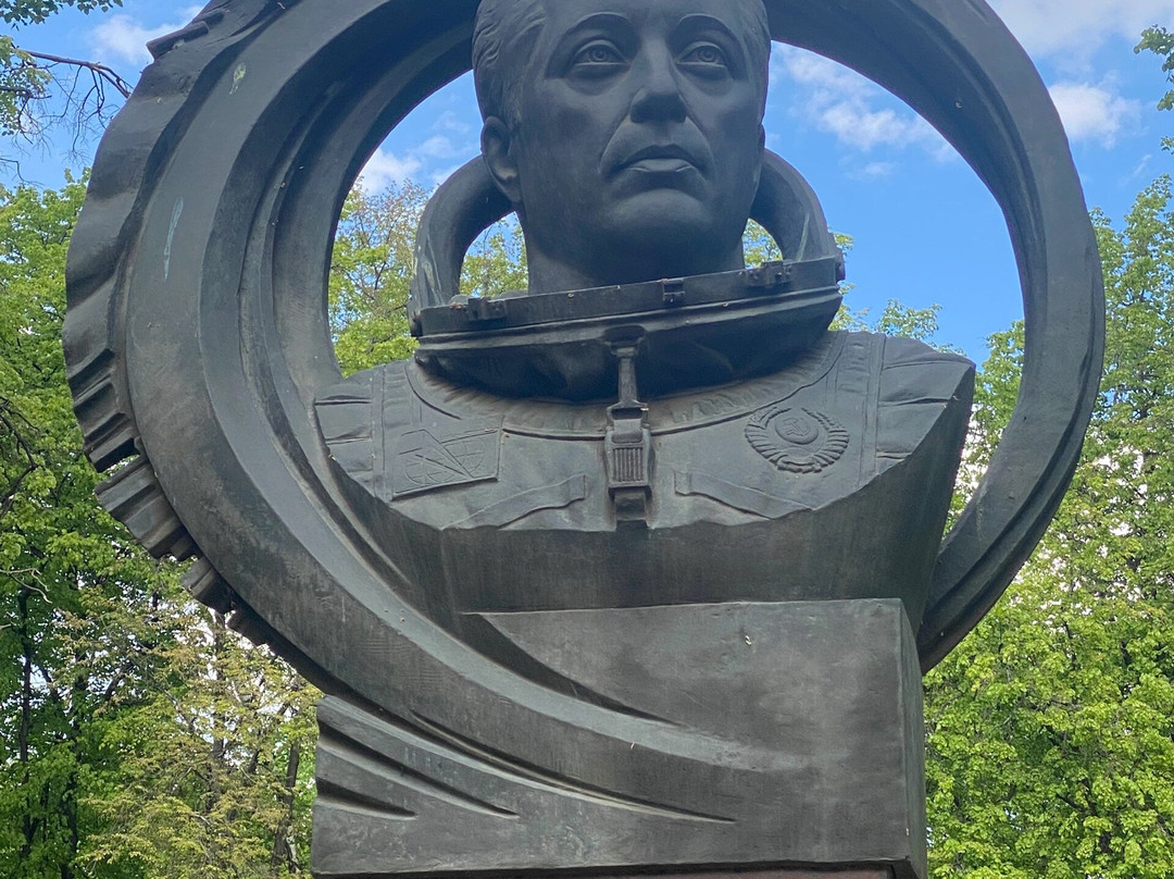 Monument to Pilot-Cosmonaut Aksyonov-Ryazan必去景点