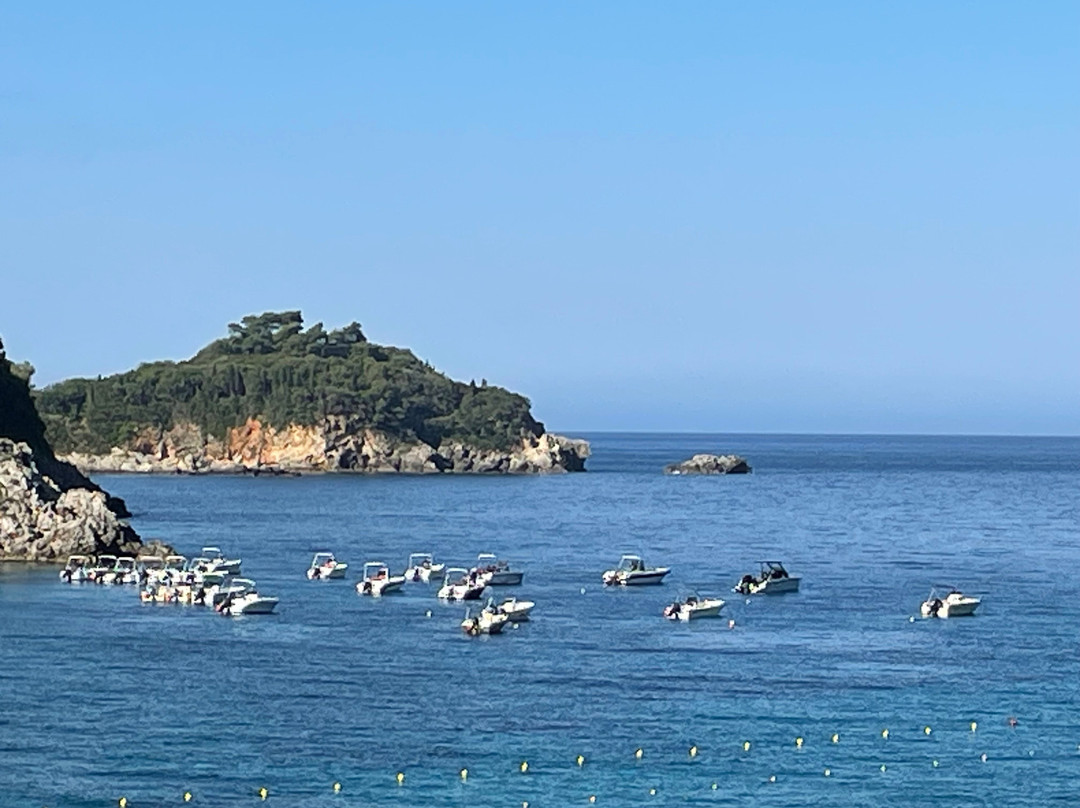 蓝色公主海滩酒店及套房主图