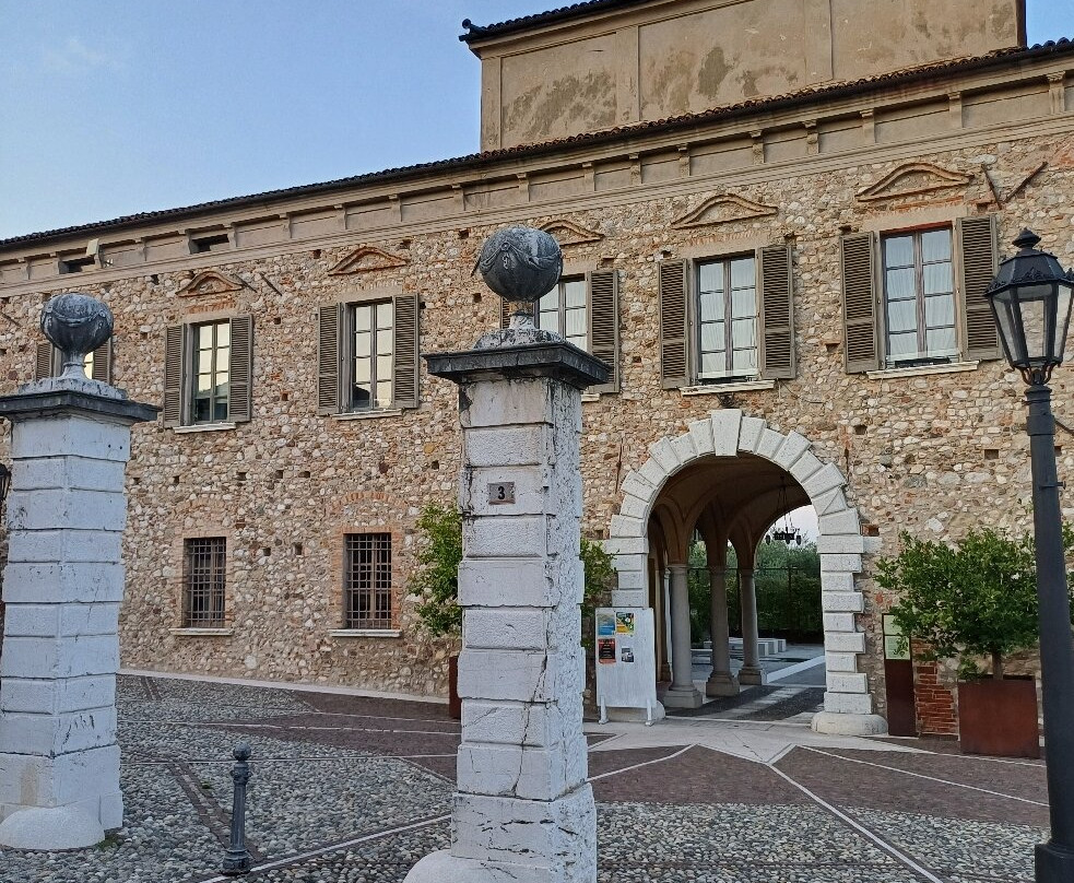 Palazzo Barbieri-Padenghe sul Garda必去景点