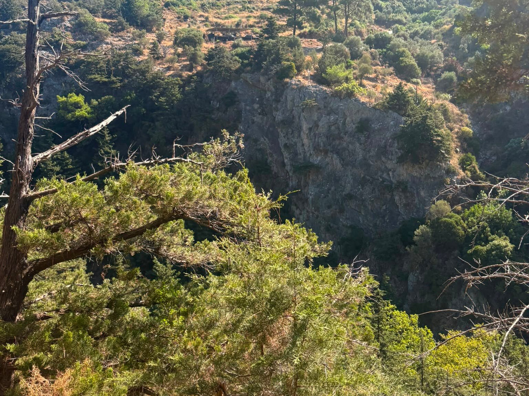 Potami Waterfalls-Karlovasi必去景点