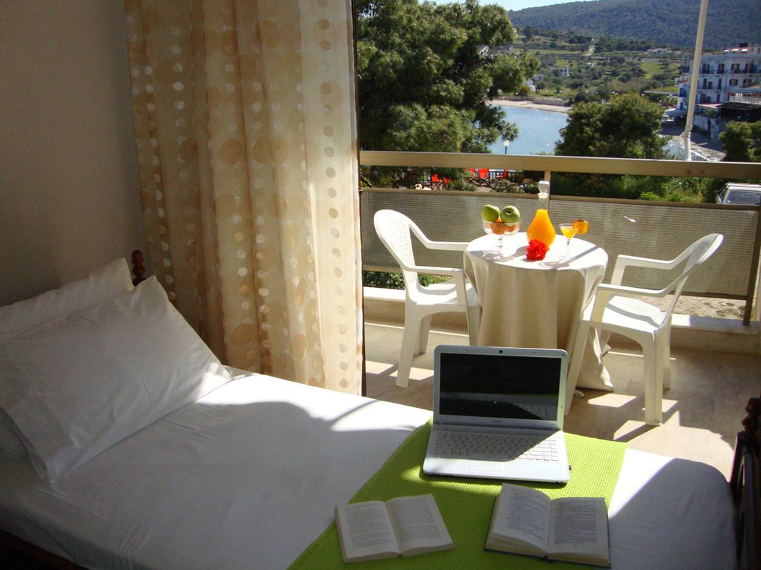 Bedroom Two Steps from Agia Marina Beach主图