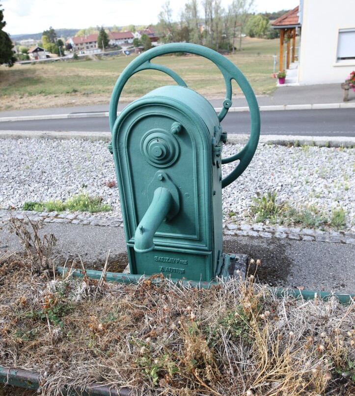 La pompe à chapelet « Sauzay Frères »-Saint-Laurent-en-Grandvaux必去景点