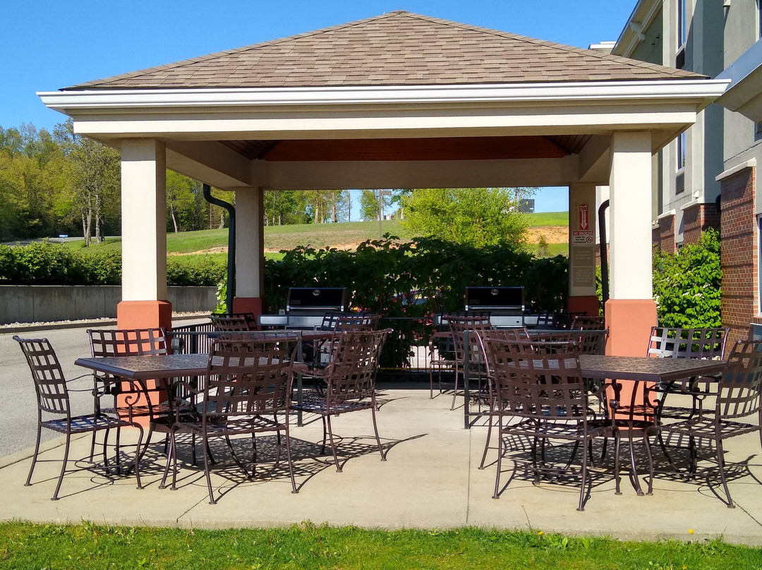 雷德克里夫诺克斯堡烛木套房酒店主图