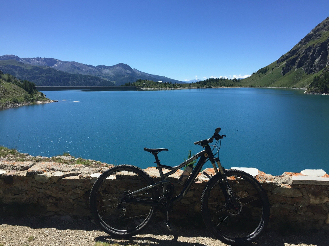 Lago di Cignana景点图片