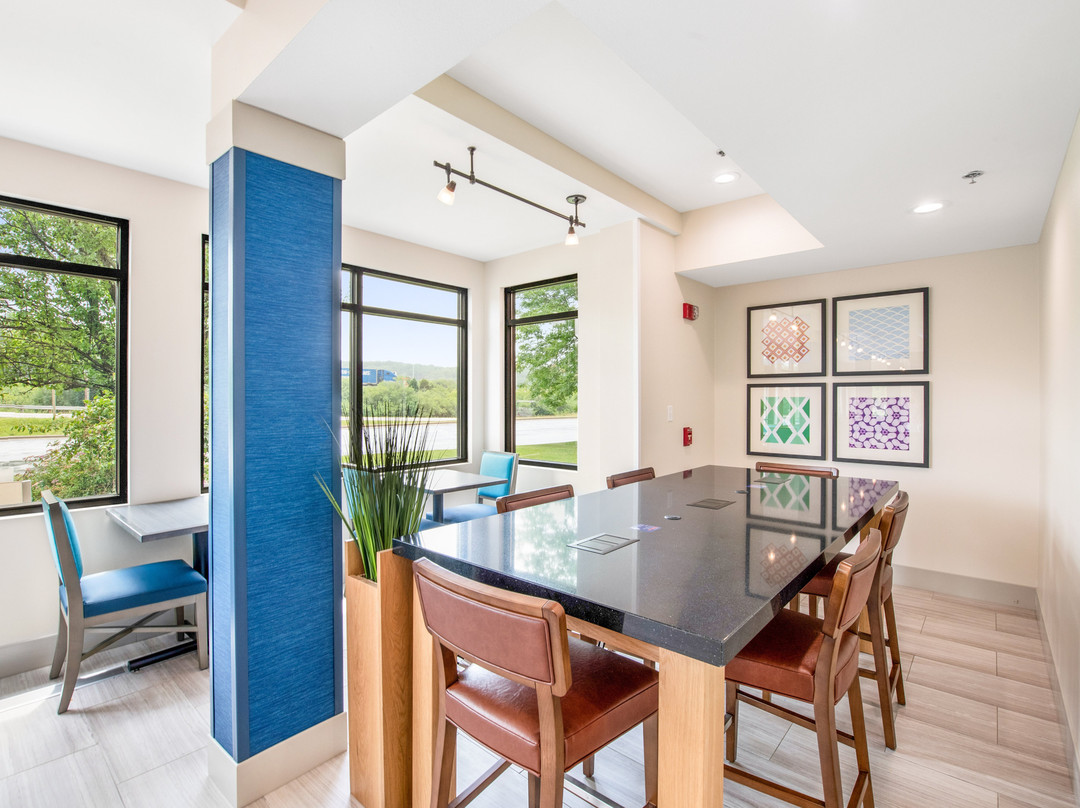 Holiday Inn Express & Suites Delafield By IHG主图