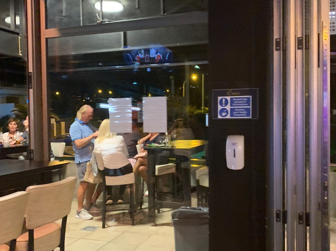 Casey's Cocktail Lounge-洛斯克里斯蒂亚诺斯必去景点