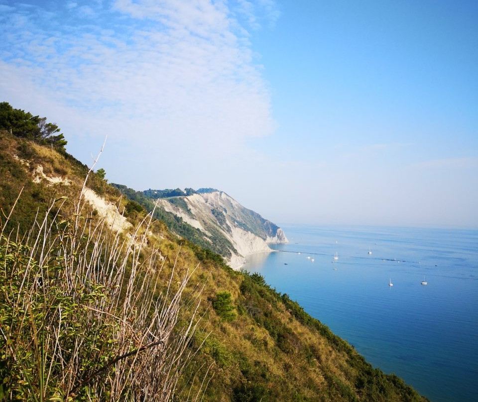 Spiaggia Mezzavalle-安科纳必去景点