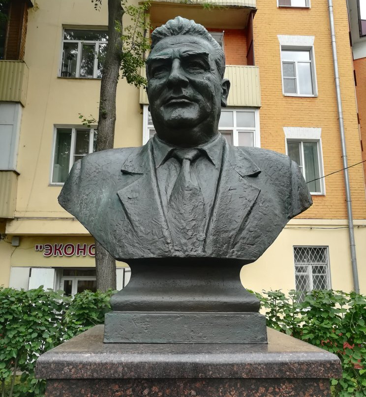 Monument-Bust of the First Popularly Elected Head Podolsk A. Nikulin景点图片