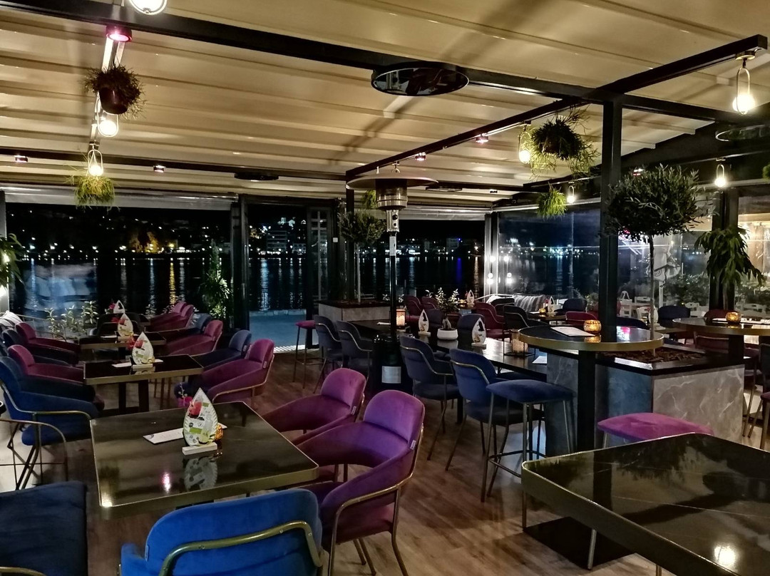 Dejavu Brunch Cafe Bar