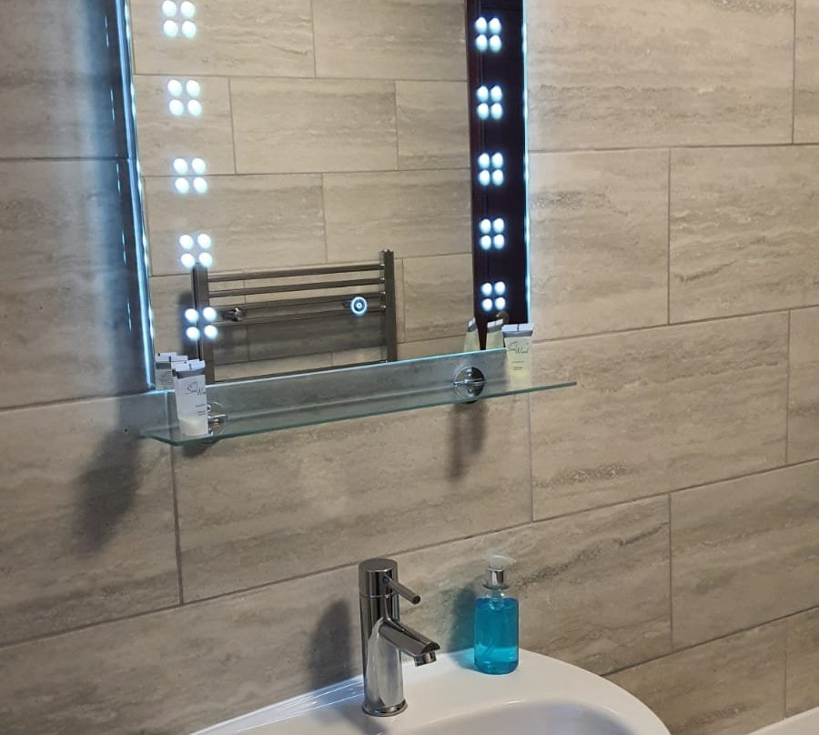 Gatwick Little Foxes Hotel主图