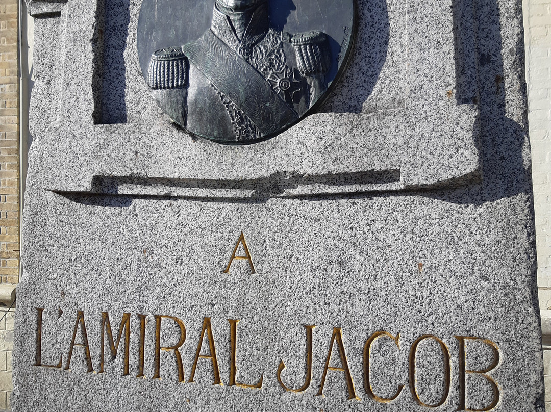 Monument à l'Amiral Jacob-Livry-Gargan必去景点