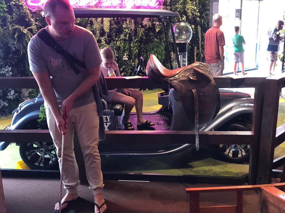 Holey Moley Golf Club Castle Towers-城堡山必去景点