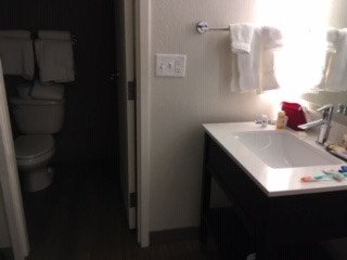 La Quinta Inn & Suites by Wyndham Portland-浴室