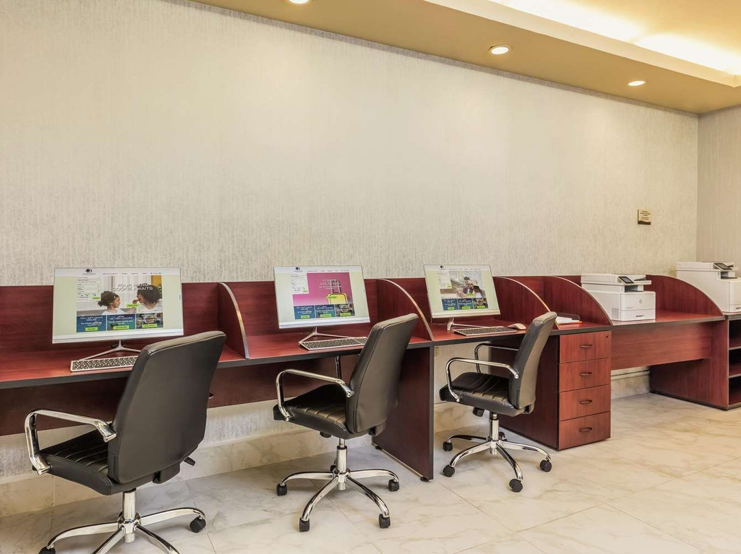 希尔顿酒店萨尔蒂约枫林套房主图