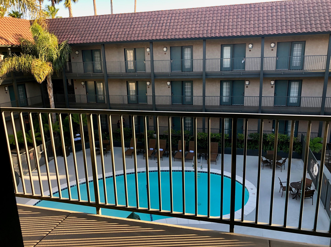 希尔顿隆波克中央海岸大使套房酒店主图