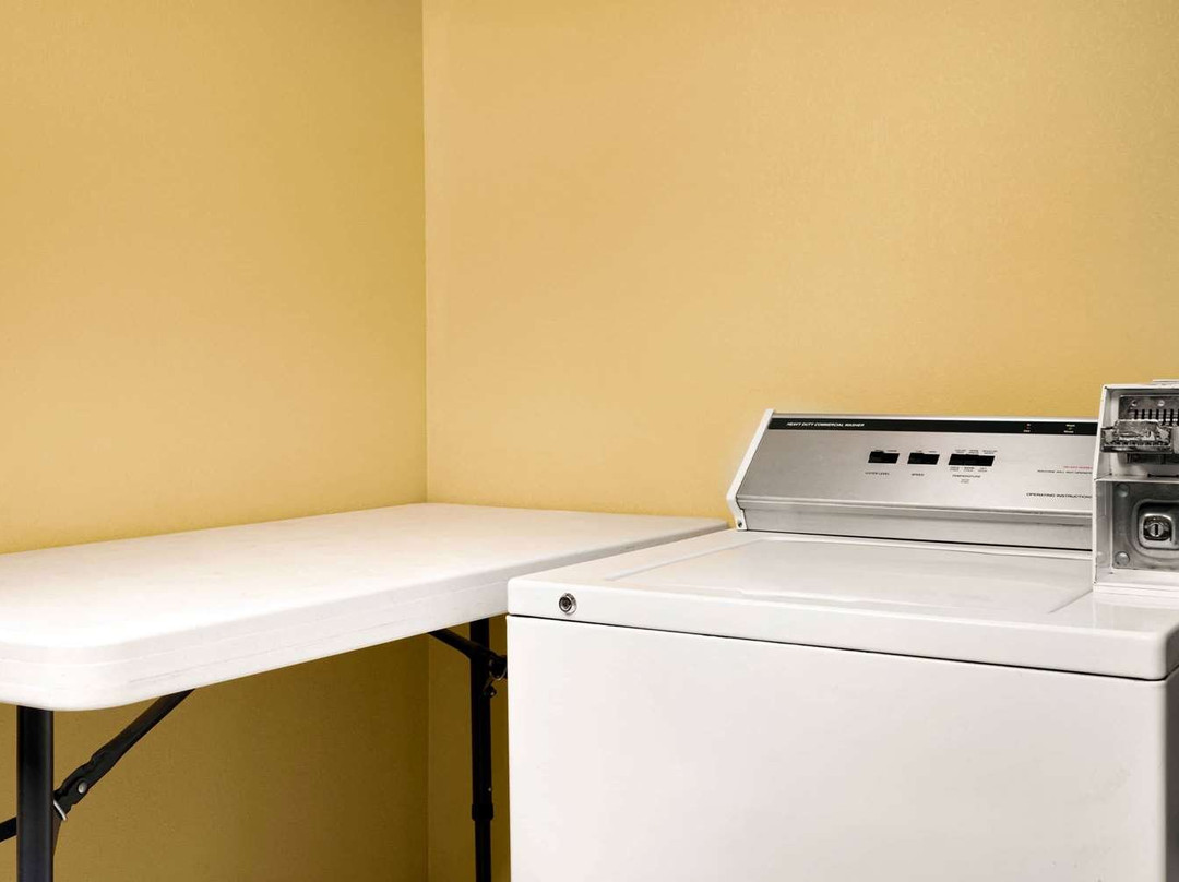 Super 8 by Wyndham Clinton主图