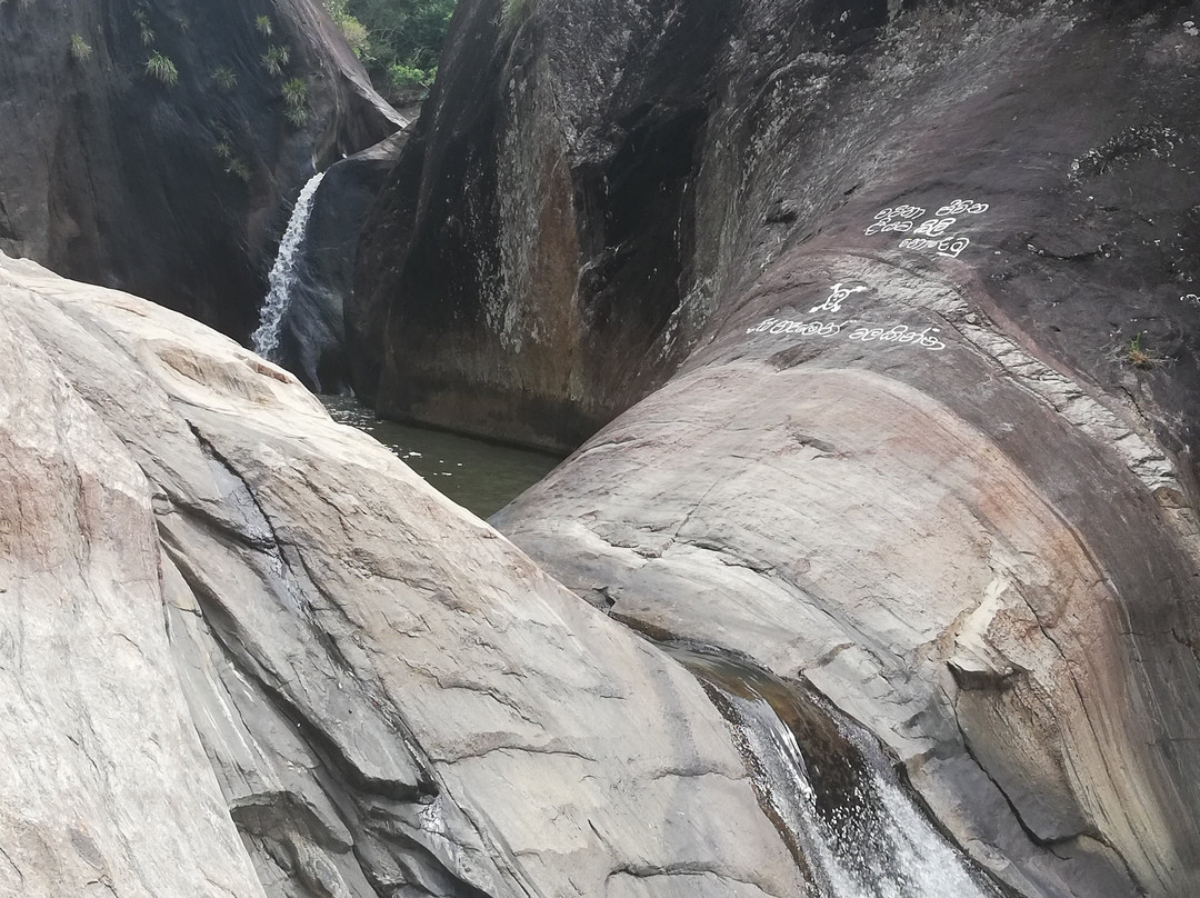 Pahanthudawa Waterfall景点图片