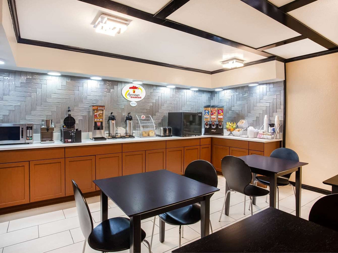 Super 8 by Wyndham Sidney主图