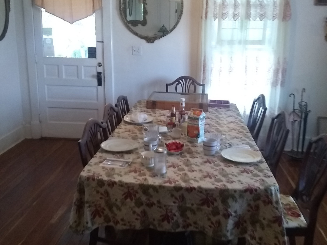 Ashley's Victorian Haven Bed And Breakfast主图