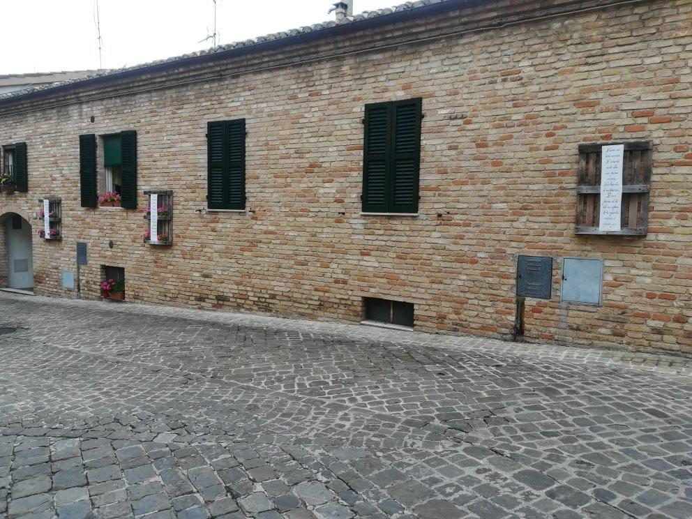 Piazza Giacomo Leopardi e Palazzo Comunale景点图片