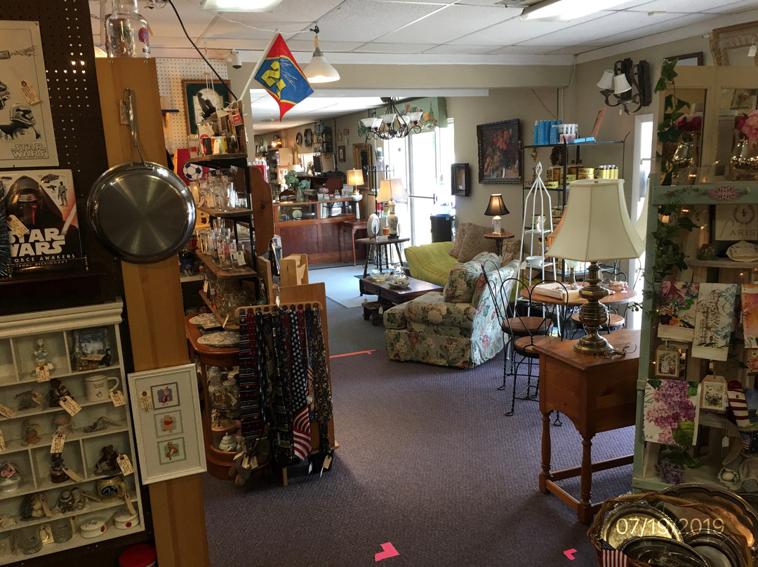 Antiques at Gresham Lake景点图片