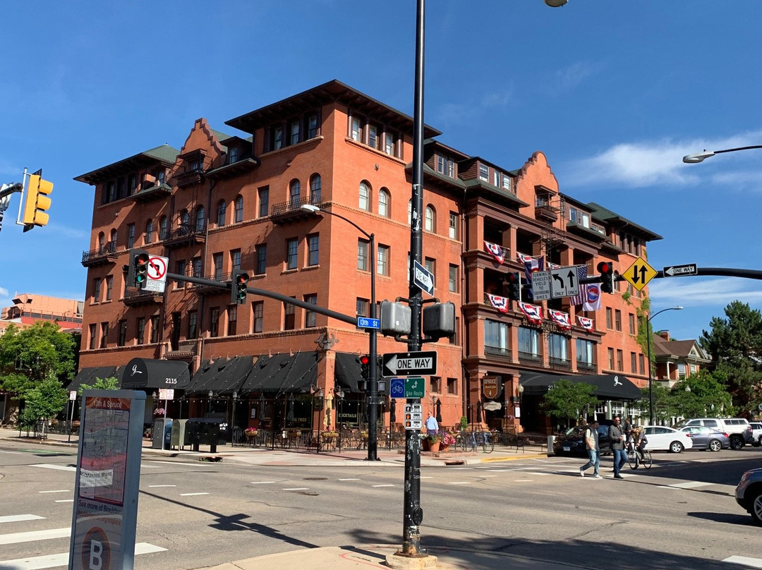 博尔德拉多酒店主图