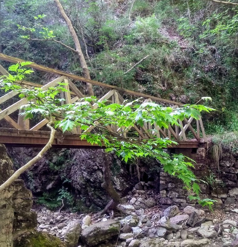 Mavri Spilia-Prousos必去景点