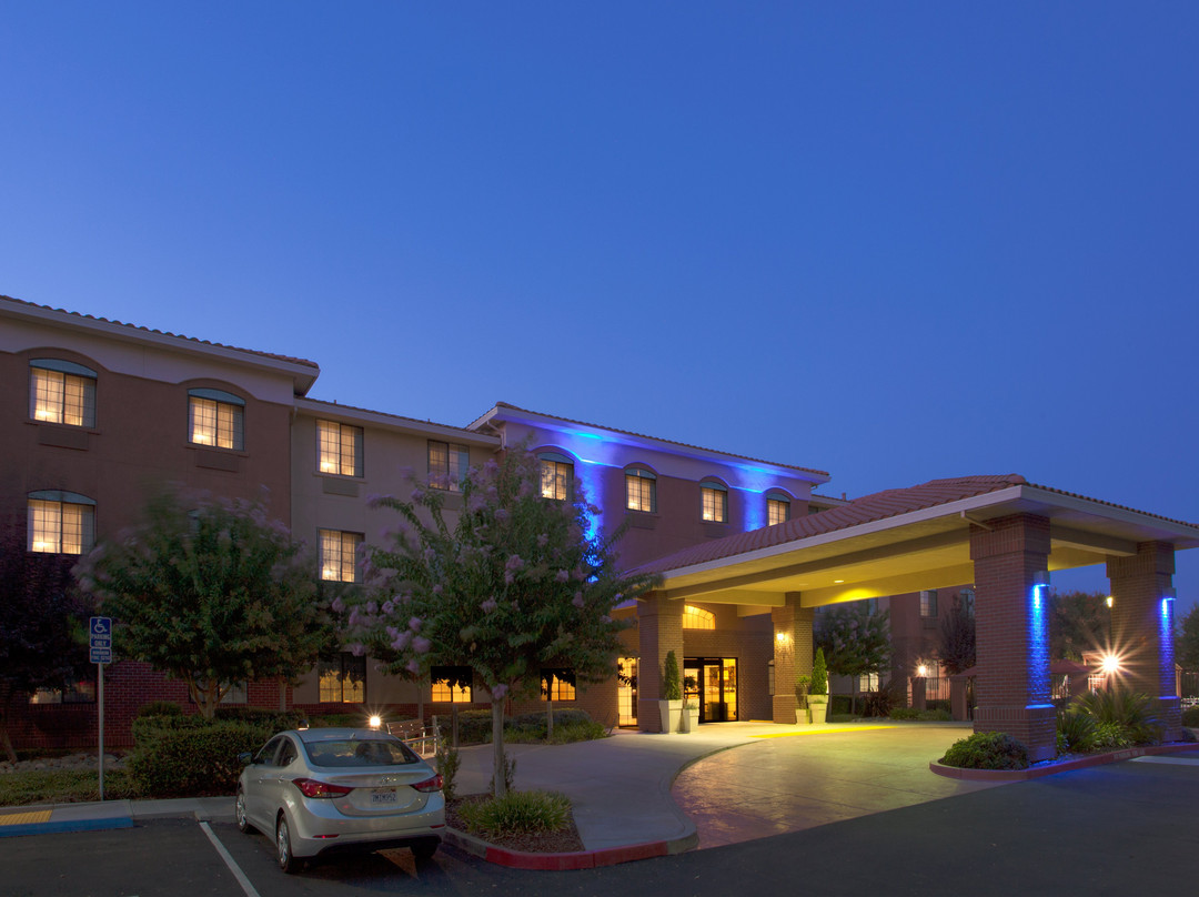 Holiday Inn Express & Suites Davis - University Area by IHG主图