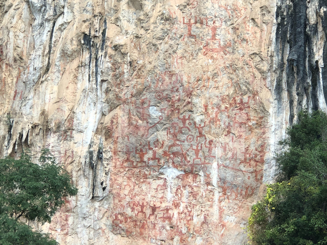 花山岩画景点图片