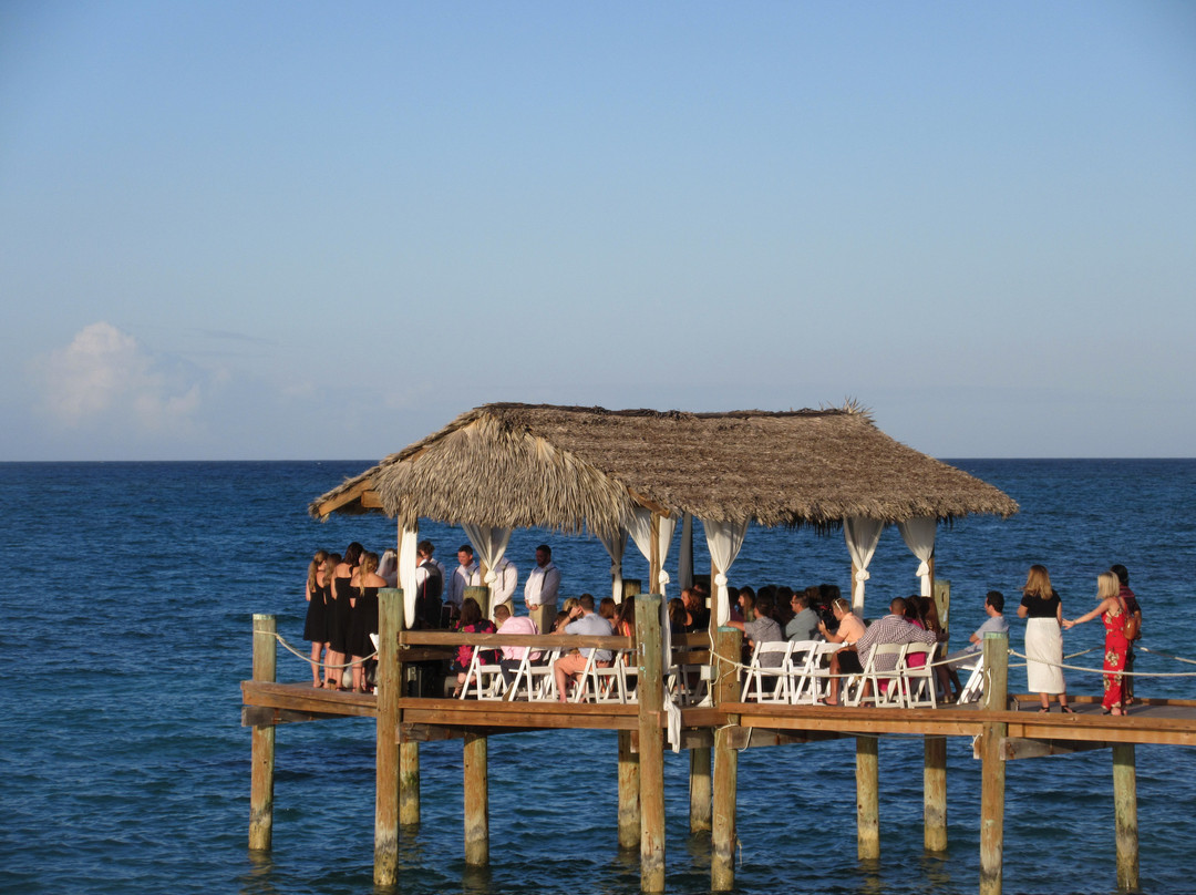 Compass Point Beach Resort主图