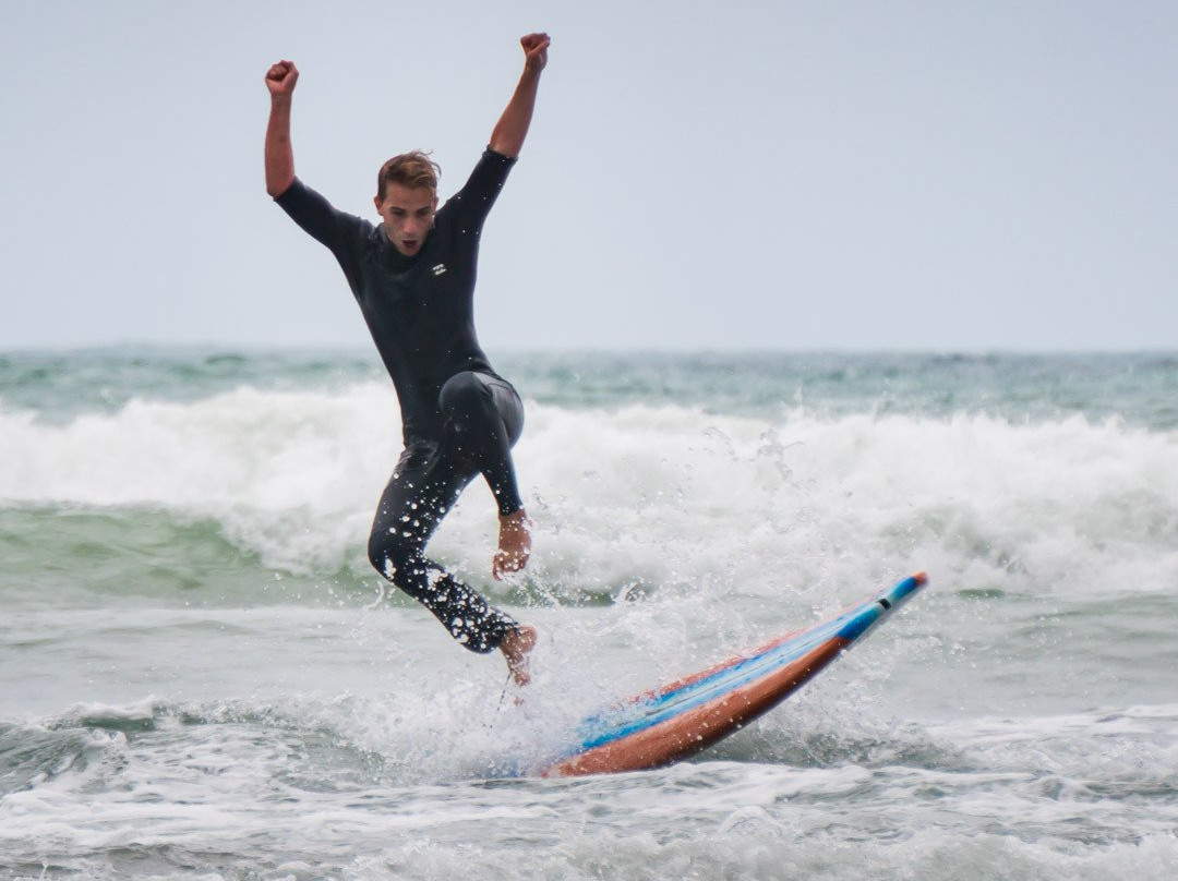 Piha Surf School-皮哈海滩必去景点