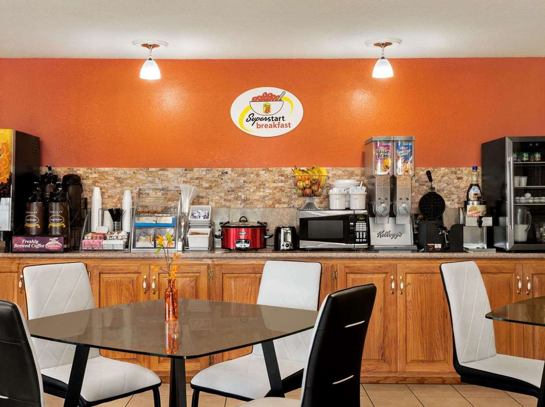 Super 8 by Wyndham Holton主图