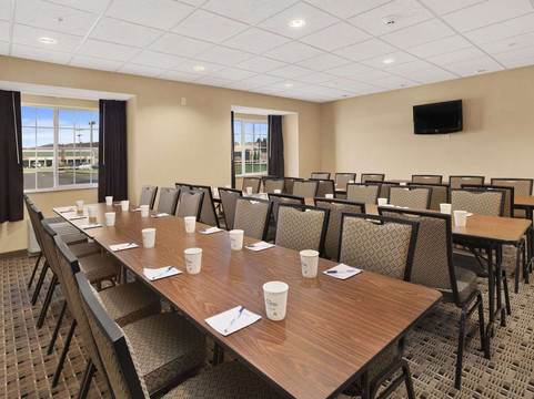 塞尔麦客达套房酒店主图