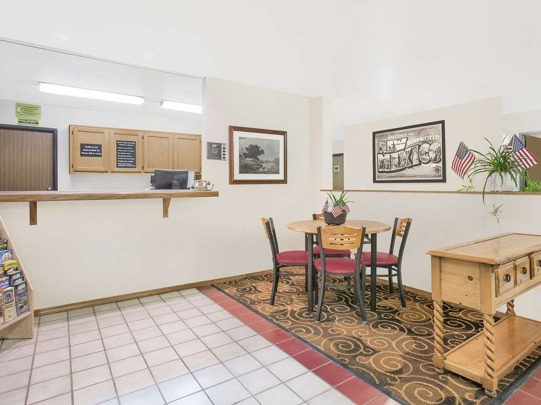 Super 8 by Wyndham Bloomfield主图