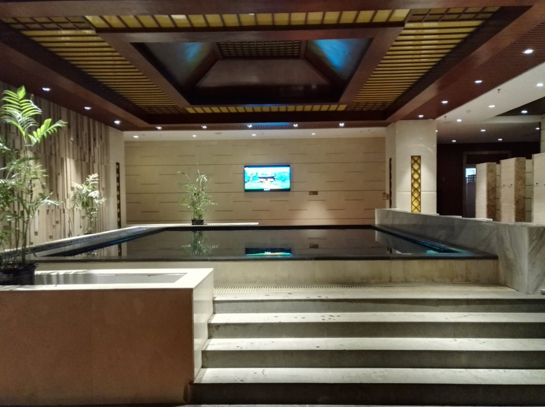 红杉湖温泉度假酒店主图