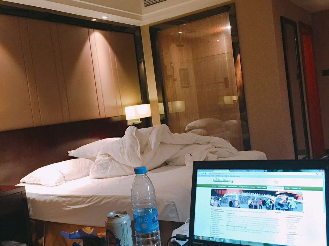 殷皇假日酒店主图