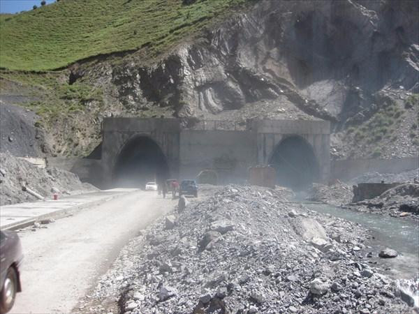 Anzob Tunnel (Tunnel of Death)景点图片