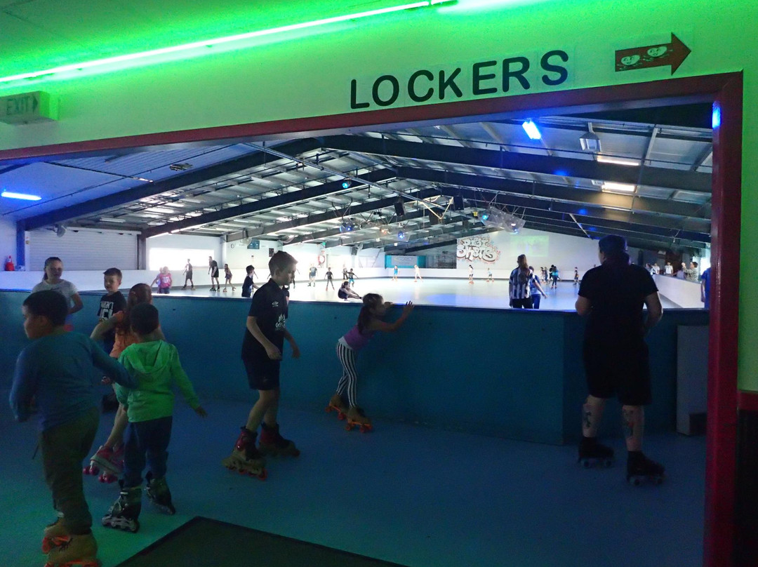 Skate Paradise Roller Skating Rink景点图片