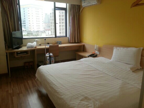 7天优品·广州天河岗顶地铁站店-客卧