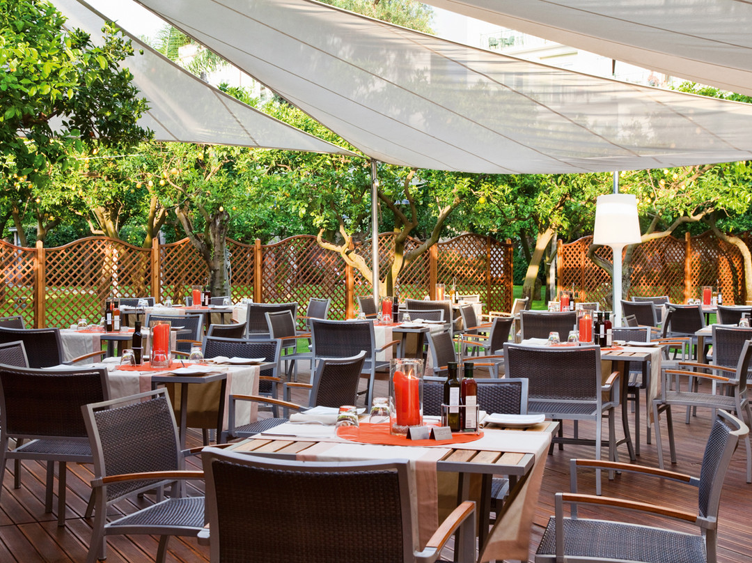 L'Orangerie Poolside Bar & Restaurant