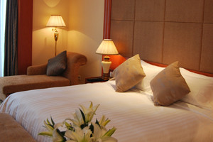 金鹰皇冠假日酒店主图